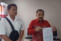 Kamaruddin Simanjuntak usai lapor di SPKT Bareskrim Polri bersama kliennya, Jhon Wimin. (Dok. Ist)