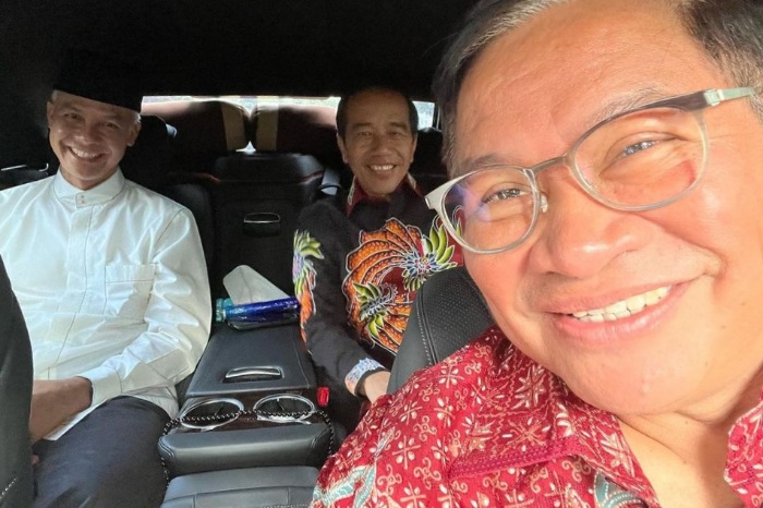 Presiden Jokowi dan Capres 2024 dari PDIP Ganjar Pranowo di belakang Menseskab Pramono Anung tertawa lebar bersama-sama. (Foto Instagram.com/@pramonoanungw)