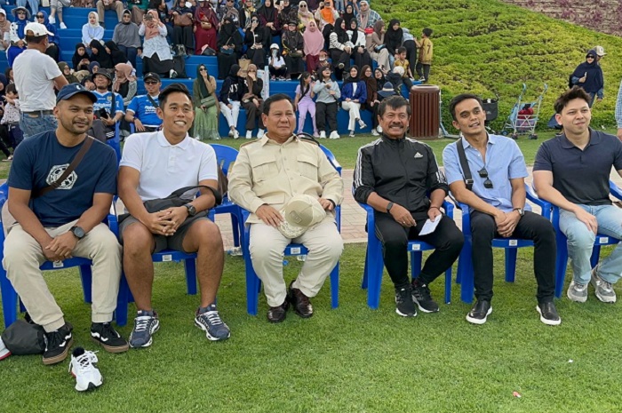 Pemuda Indonesia antusias bersalaman dan berswafoto dengan Prabowo Subianto di Aspire Academy, Qatar. (Dok. Tim Media Prabowo Subianto)