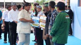 Menteri Pertahanan (Menhan) Prabowo Subianto disambut riuh luluban ribuan warga termasuk para petani dan peternak di Sumedang. (Dok. Tim Media Prabowo Subianto)

