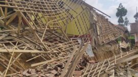 Sebanyak tiga rumah dan bangunan sekolah roboh akibat pergerakan tanah terjadi di Desa Cibedug, Kecamatan Rongga, Kabupaten Bandung Barat. (Dok. BPBD Kab. Bandung Barat)