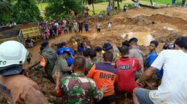 Tim Gabungan melakukan evakuasi warga yang terdampak banjir di Kabupaten Padang Pariaman, Sumatra Barat. (Dok. BPBD Kabupaten Padang Pariaman)

