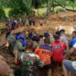 Tim Gabungan melakukan evakuasi warga yang terdampak banjir di Kabupaten Padang Pariaman, Sumatra Barat. (Dok. BPBD Kabupaten Padang Pariaman)

