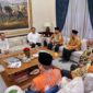 Presiden terpilih sekaligus Ketua Umum Partai Gerindra Prabowo Subianto menerima kedatangan Majelis Syuro Partai Keadilan Sejahtera Dr. Salim Segaf Aljufri. (Instagram.com @aheryawan)