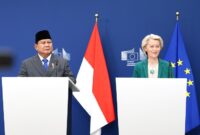 Presiden Komisi Eropa Ursula von der Leyen dan Presiden Prabowo Subianto berjabat tangan di Brussels setelah pengumuman FTA bersejarah. (Dok. Tim Media Prabowo)