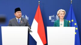 Presiden Komisi Eropa Ursula von der Leyen dan Presiden Prabowo Subianto berjabat tangan di Brussels setelah pengumuman FTA bersejarah. (Dok. Tim Media Prabowo)

