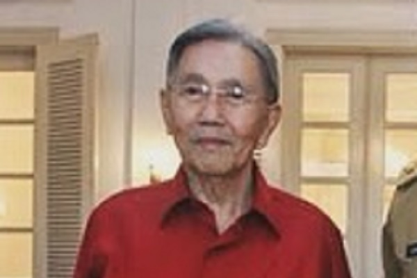 Kwik Kian Gie, ekonom independen yang dikenal tajam dalam mengkritik kebijakan pro-oligarki dan utang luar negeri. (Instagram.com @sandiuno)