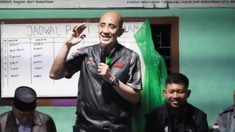 Foto Arief M. Edie saat berdialog dengan warga Sukodadi – Wakil Rektor IPDN ajak warga aktif menjaga keamanan lingkungan.