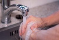 Seseorang mencuci tangan dengan sabun cair di wastafel umum. (Pixabay.com/RoonzNL)