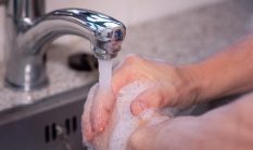 Hand Sanitizer Atau Sabun? Data Ungkap Solusi Kebersihan Paling Efektif